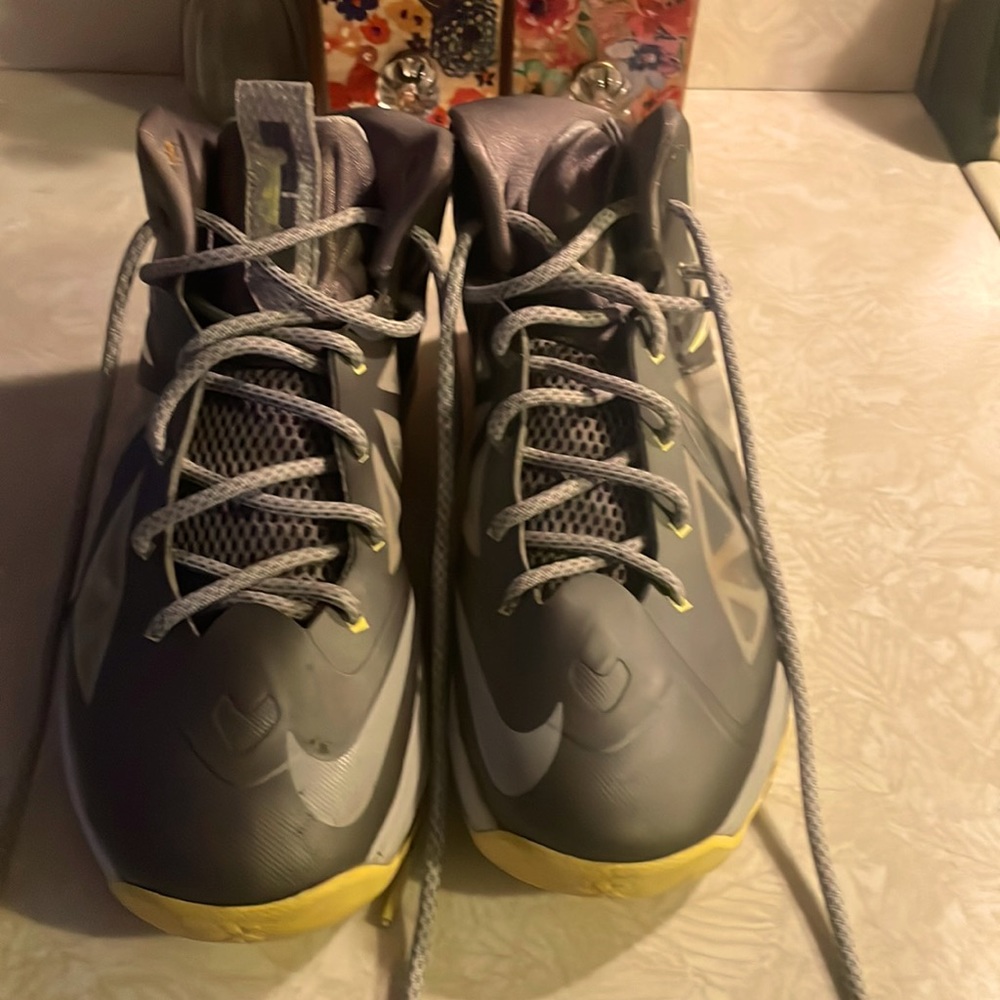 Nike Lebron X Canary Basketball Shoes kids 8 Yellow Diamond Gray.